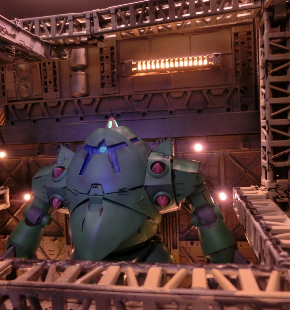 シャア:木馬にはガンダムという優れた白いMSが積まれている。そいつがでたら、すぐ知らせろ!私がこいつ(ゾック)で出る!!ボラスキニフ曹長:・・・(-_-;)ということで、ガンダムが出動していたら、シャアがゾックに搭乗することになっていたらしい。