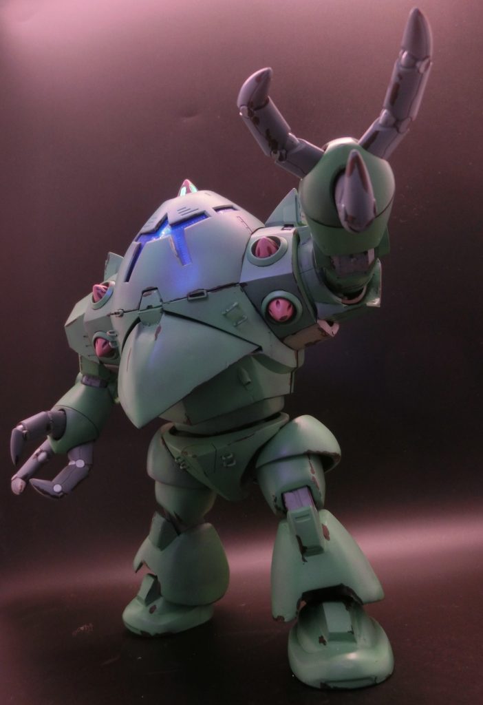 オリジン版とアニメ版は足の形状がかなり違います。ズゴック、ゴッグ制作時のあまりパーツを改造して流用しております。上半身が非常に重いので、しっかりした足を制作するのに非常に苦労しました。