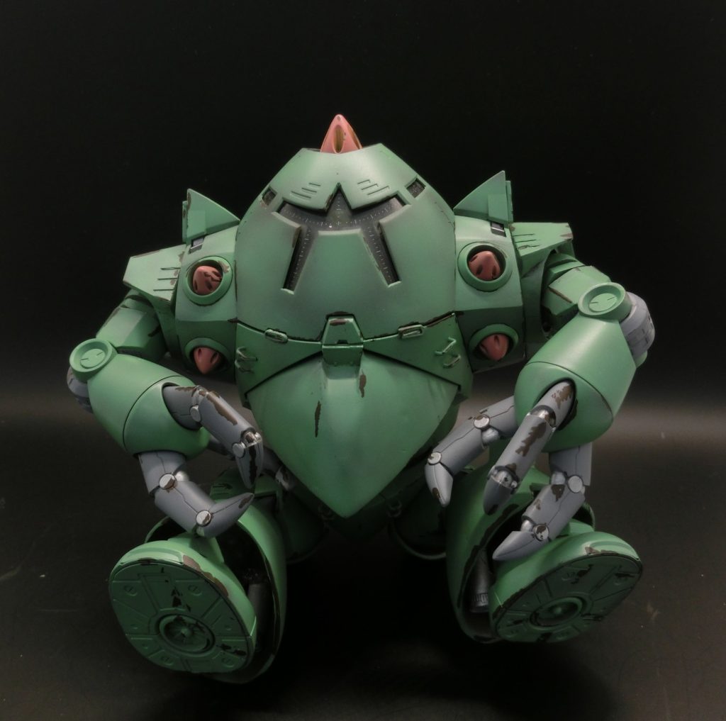 オリジン版は足が長いので座る姿勢もできます。