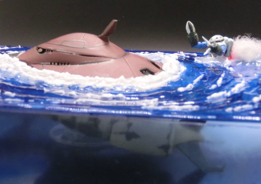 透明ケースはクリアブルーで塗装し、あたかも水が入っているように見せてます。海の内部も観察できる仕組みです。