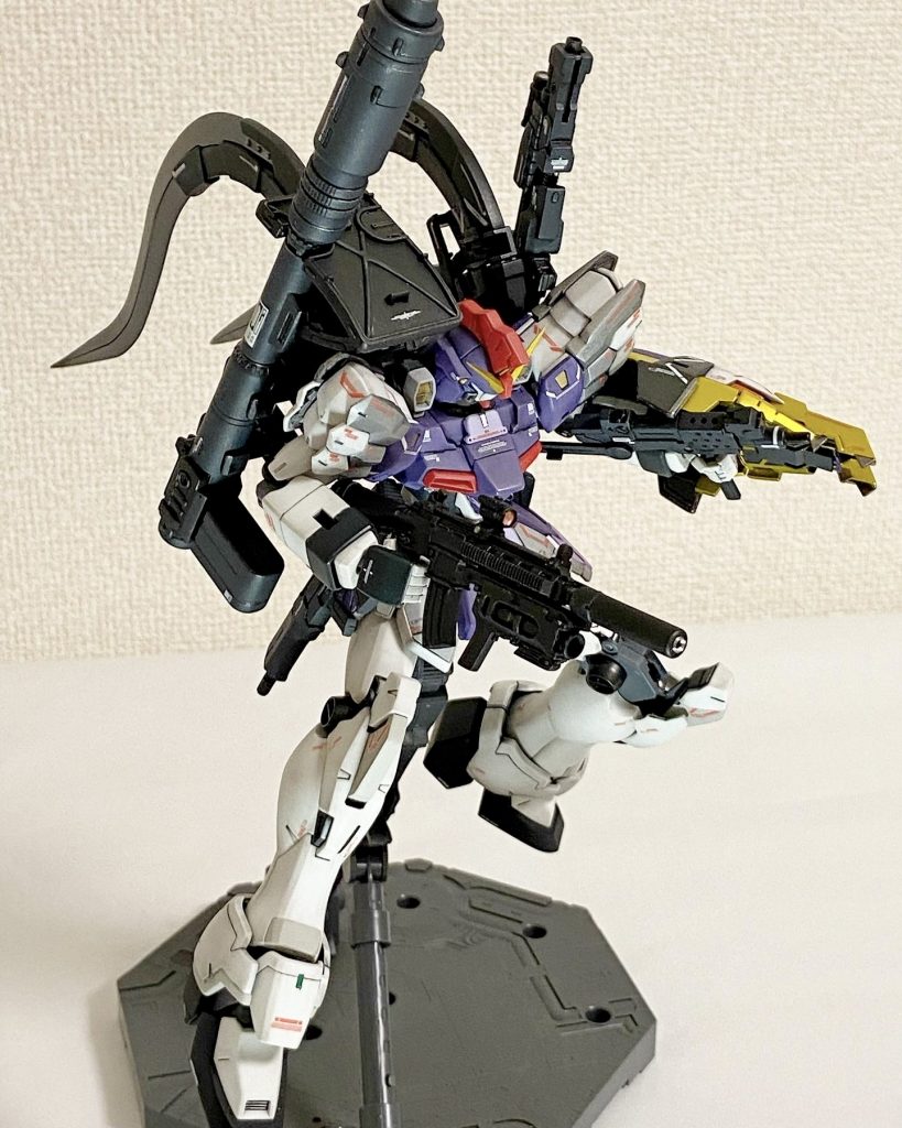 マグアナック隊のみんながカトル様に色々持たせてくれたんだと思います。サイドアーマーとバックパックに磁石を仕込んでマウント出来るようになってます。