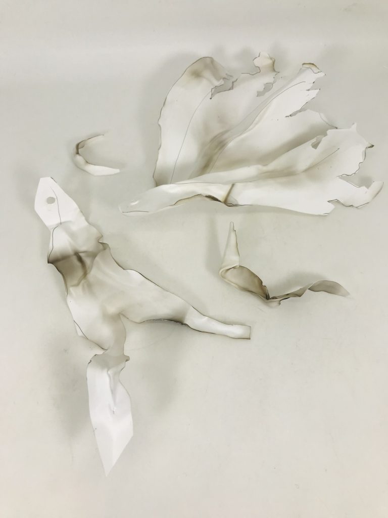 マントの完成イメージが決まったら、プラペーパーをハサミで切り取り…指である程度折り曲げ形にし、さらにライターで炙って好みの形状にします切れ端で小さいマントパーツもいくつか作っておくと、躍動感マシマシのマントが完成するのでオススメですマントをハサミで切り取る前に、プラペーパーに鉛筆などでマントの形状を下書きしておくと良いでしょう