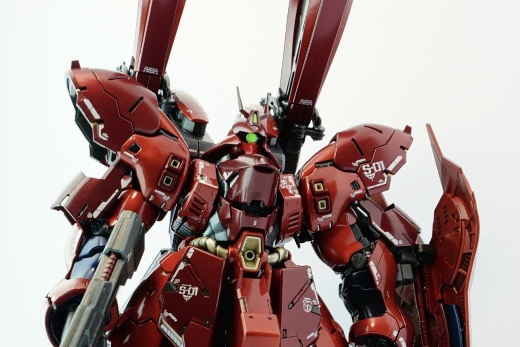 モノアイはSPプレート2+レンズ3mmに交換。レンズはグリーンの蓄光テープを貼りました。モノアイシールドはクリアパーツが厚すぎて見栄えが悪いのでオミット。内部は暗黒ブラック使用。マスクの保持はマウントを改造して取り付けられるようにしました。