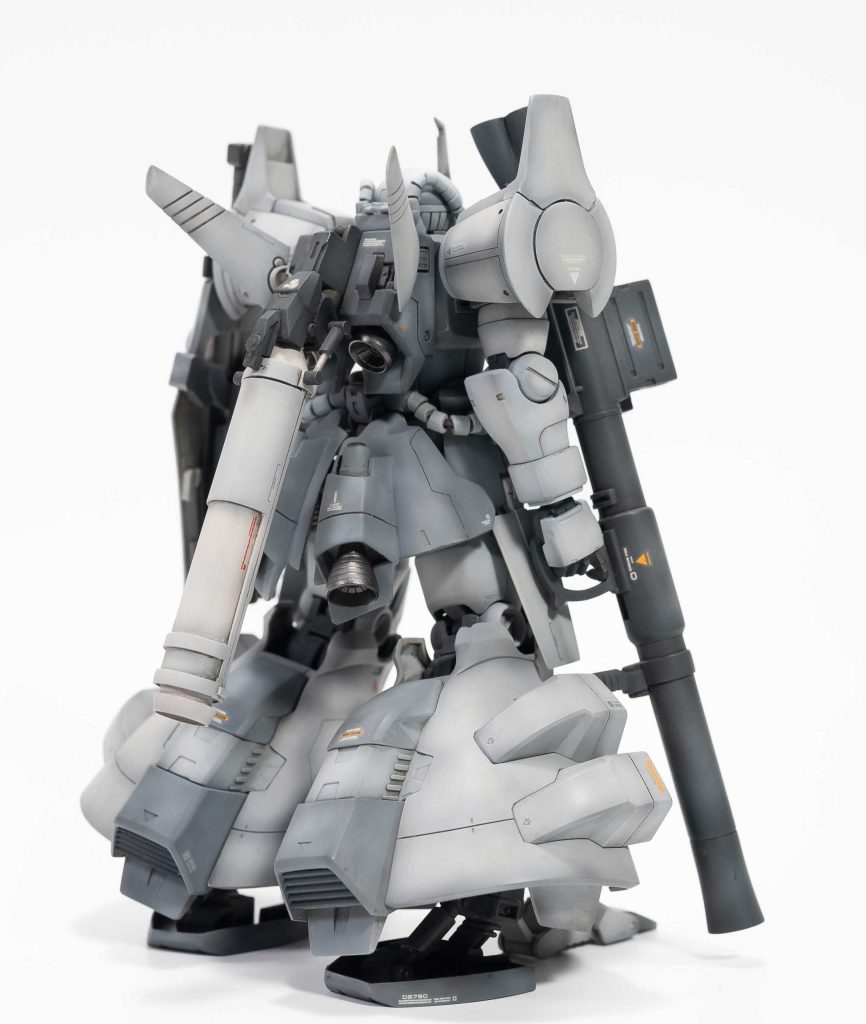 リアビュー。スカートが大きくなったことでバランスが悪くなったのでプロペラントタンクを増設。こんな位置にあったら絶対危ないのは分かっているんですが模型ということでご理解を...