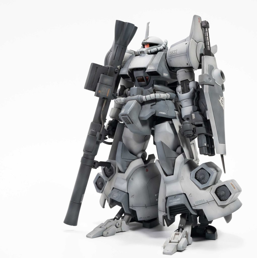 フロントビュー。足の他には胸部・スカートまわりを改修しました。グフ飛行試験型グフフライトタイプ（アーティファクト）サイコミュ高機動試験用ザク（タコザク）あたりをイメージソースに、エッセンスを加えてみた感じです。カラリングは現代戦闘機風、というかF16を並行して作っていたのでそのまま同じ色で塗装の上、グラウンドブラウンでフィルタリングで仕上げています。