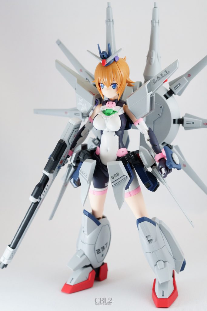 試しに合わせてみたら、足のPCパーツがそのまま無加工でフィットしてしまったので、これはいける!!と思いました。ミキシングよりもレジェンドの MA-BAR78F 高エネルギービームライフル の塗り分けの方が大変でした。マスキングスキルは以前より向上したけど相変わらずガンダムマーカーエアブラシシステムなので2色以上塗らないといけなくなると大変です。ガンダムマーカーをトレイに出しての筆塗りを覚えました。