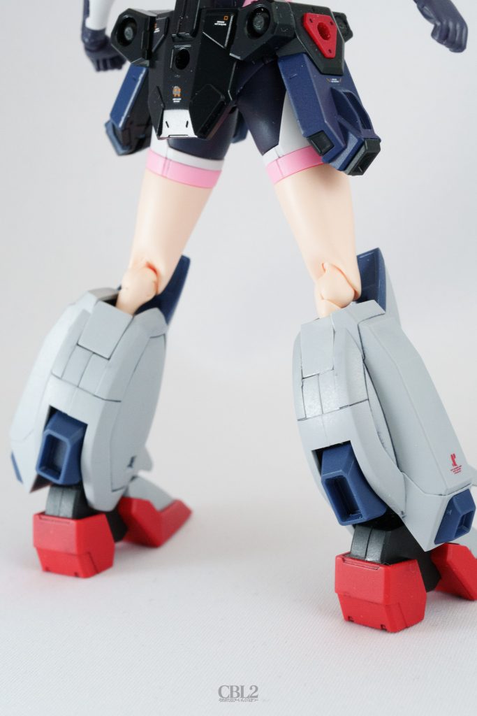 足パーツの接続箇所がポリキャップ丸見えでダサかったので、ランナータグを加工して塞いでみました。某ウィッチーズな感じになって足を突っ込んでる感が出た気がします。