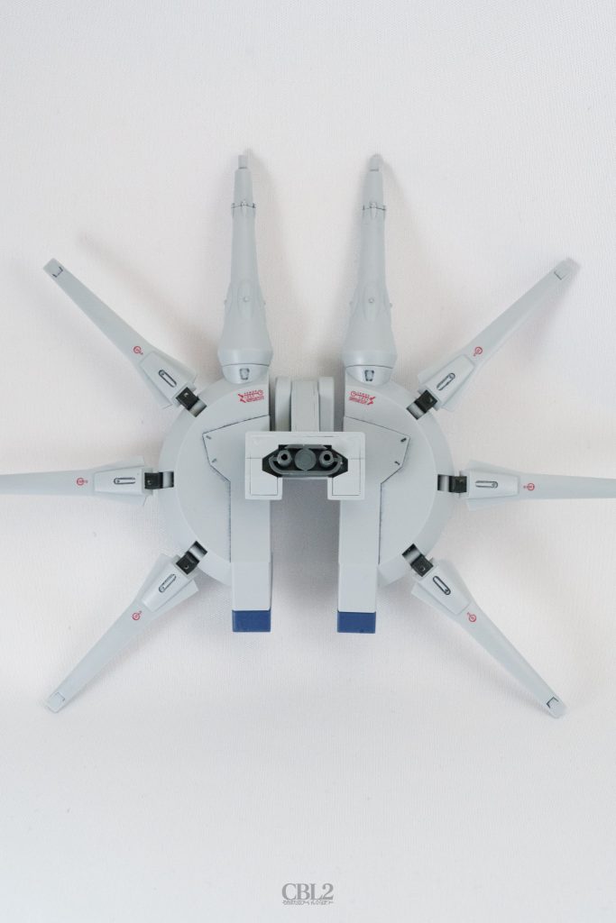 バックパックは1軸でレジェンド本体の背面にしか取り付けられない形状だったので、30MMのオプションパーツセットの部品を加工して2軸タイプに改造しています。