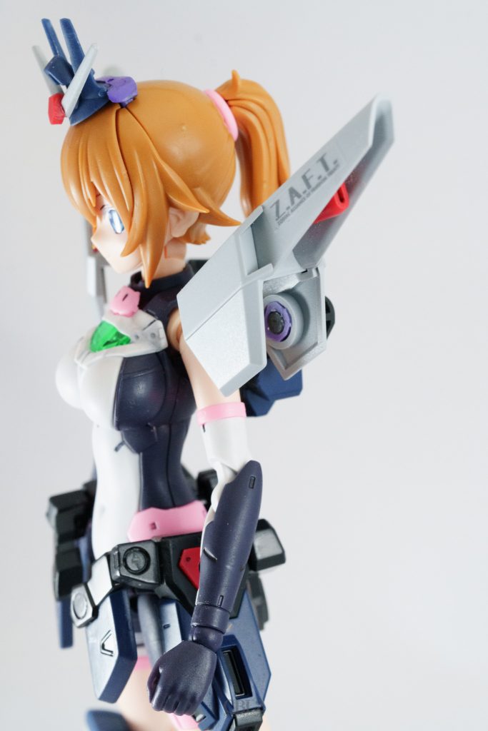 肩パーツはピンバイスで3mm穴を開けたのですが若干緩くなってしまったので、内側に30MSネヴァリアの腕に挟むリングパーツを加工してナット代わりにしました。あんまり見えないところだからいいや、と思ってちょっとサボってるのが見えてしまいますね…頭も30MSネヴァリアで使わなかったパーツを加工して土台にし、レジェンドのアンテナパーツを取り付けています。実はここでも…妖怪パーツ隠しに逢いまして…赤色のパーツはランナーの切れ端から作り直しています…