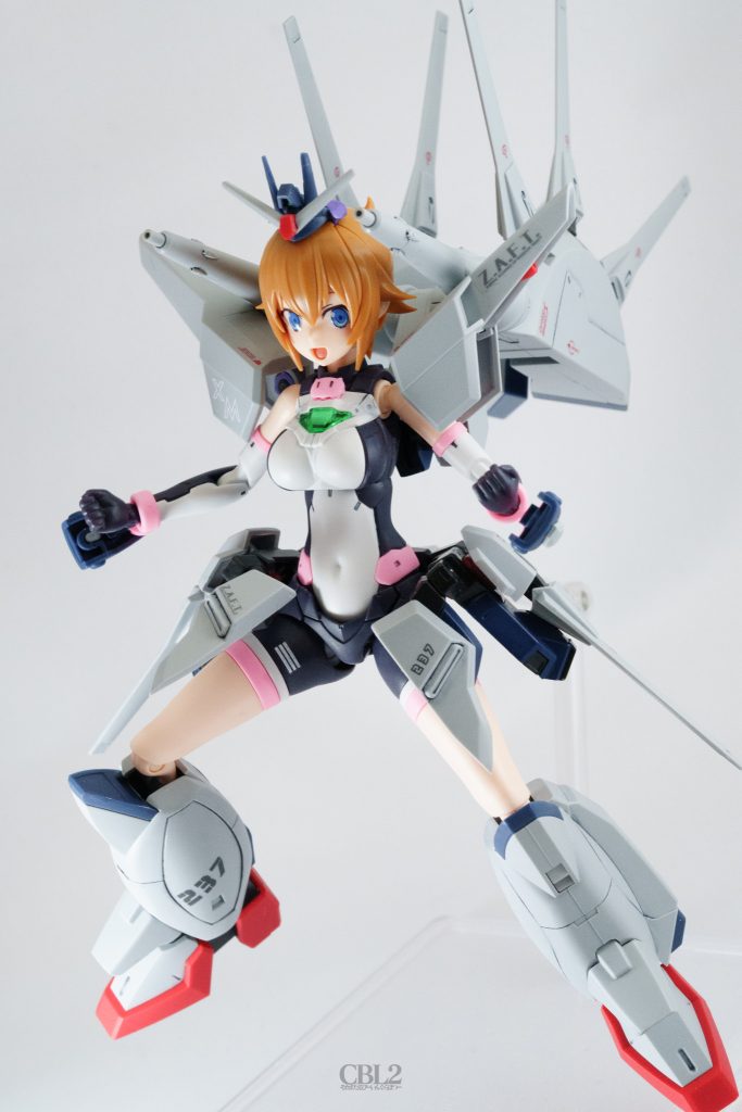 レジェンドのバックパックのギミックはそのまま残っているので、肩撃ちもできます。30MSもそうですが、フィギュア系の交換用表情パーツって苦手で…(そのフィギュアの顔が複数あるっていうのが怖くて)使ってこなかったんですが、今回はちょっといろんなポージングするのに頑張って3つとも表情パーツを作りました。どの顔も可愛くて選べなかったっていうのもあります。右足の内側にデカールがあるのは趣味、というか癖。