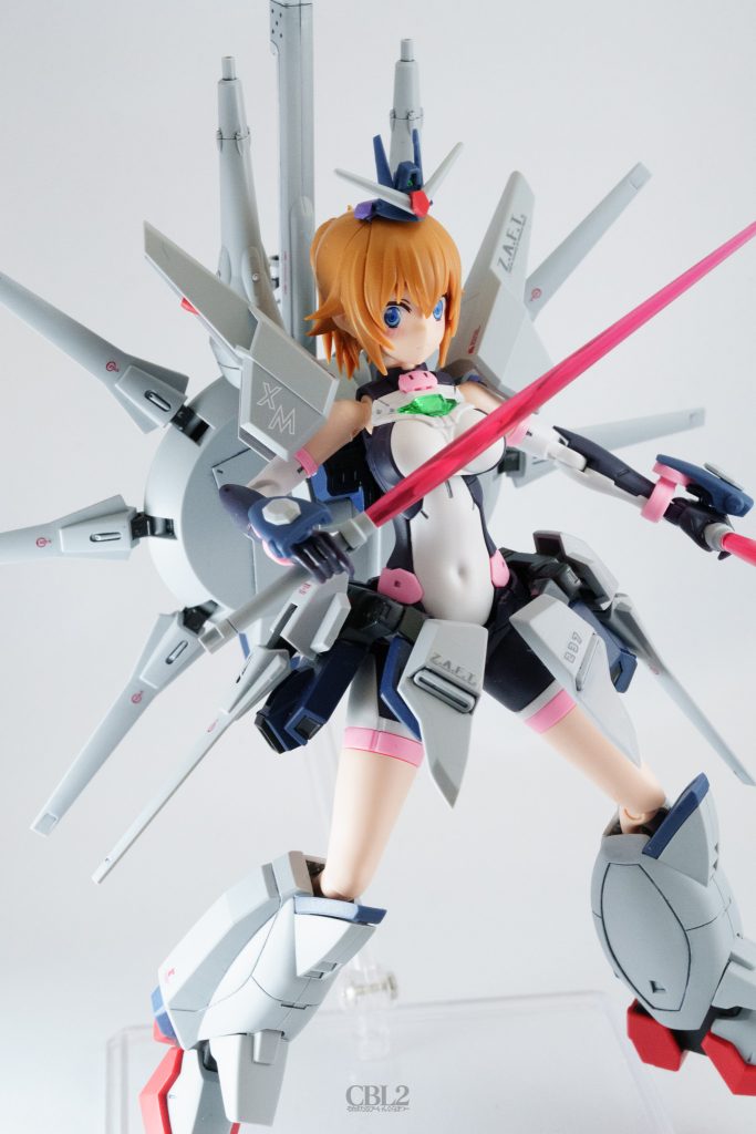 瞳と頭のセンサーにUVレジンを入れています。この工作も慣れたもんです。右肩のX Mはレジェンドの型式番号「X666S」と母艦のミネルバのイニシャル(のつもり…)、左肩はリマスター版HGイージスについてきたマーキングシールだと思います。