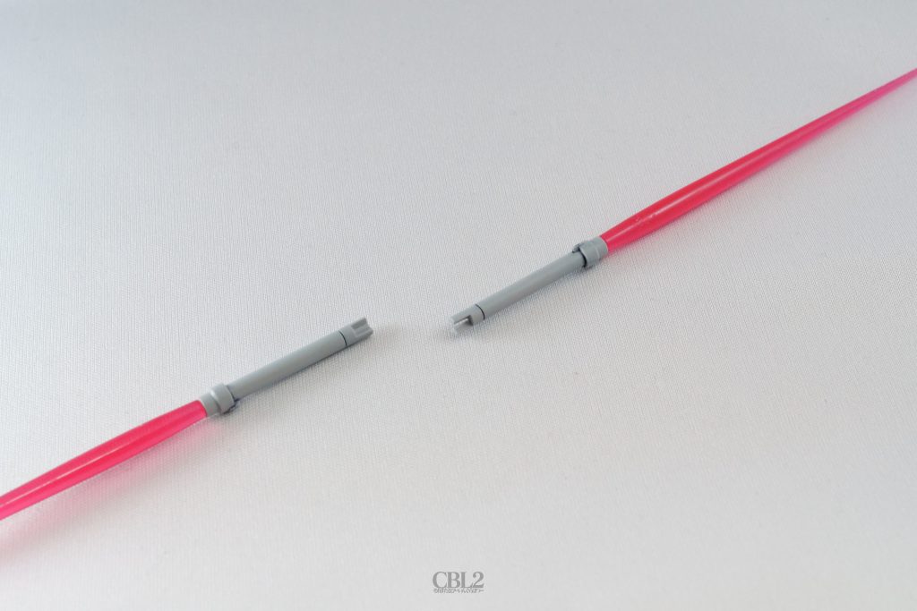 ビームサーベ…じゃなかった、ビームジャベリンなんですねこれ。キットでは連結状態のグリップとの選択式なんですが、頑張れば脱着式にできる気がして…