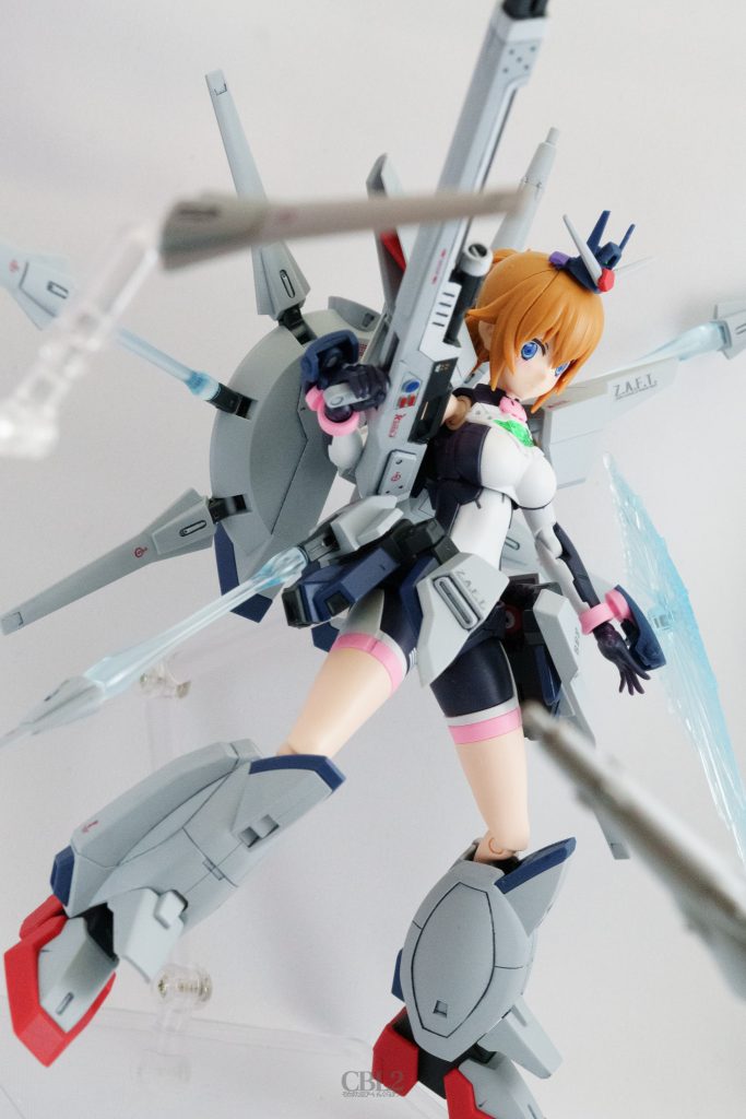 ドラグーンもちゃんと外せます。全部一気に射出するんじゃなくて、順番に射出するのがかっこいい派です。MX2351 ソリドゥス フルゴール ビームシールドもちゃんと取り付けられるようにしました。とはいえ発生器パーツを外すのが大変なので一旦手の甲パーツごと外してから、ピンセットで押し出して…とかやる必要があります。