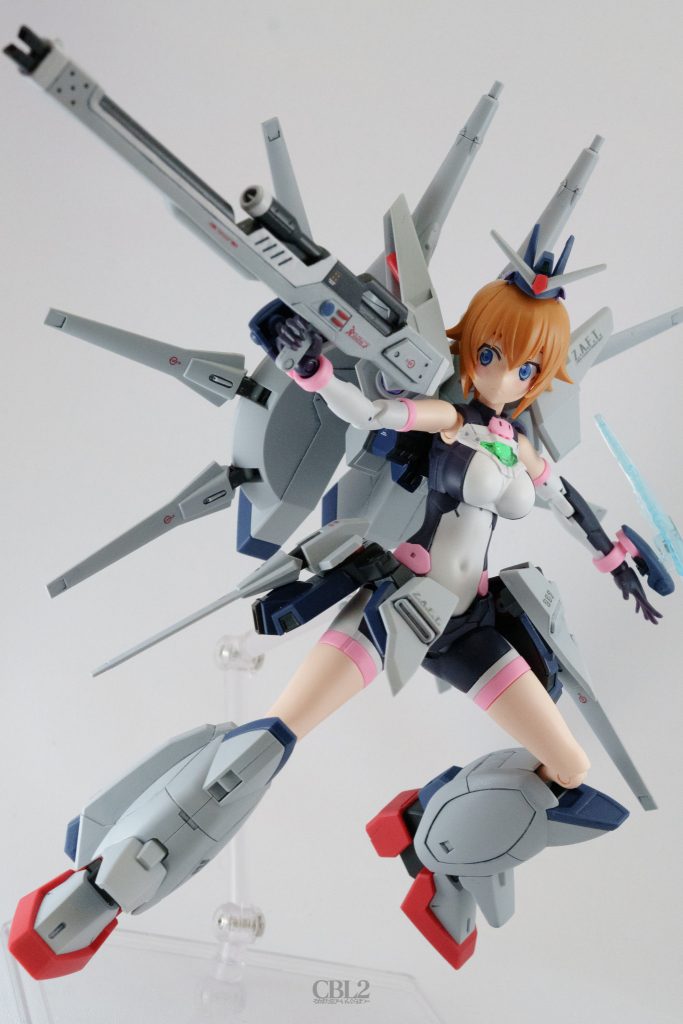 SEED撃ちもちゃんとできます。ビームライフルが大きいのでちょっとバランス大変ですけど。こうして見ると、そこそこ見栄え良く仕上げられたなあと我ながら成長を実感します。