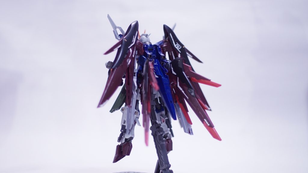 設定デスティニーガンダムを参考にした新型機。所属は世界平和管理機構コンパス。シン・アスカの意見を参考に「極限のデスティニー」をコンセプトに置き、ライジングフリーダムやイモータルジャスティスなどのデータを反映し設計された。ライジングフリーダムやイモータルジャスティスなどと同様に設計はモルゲンテーレ社、開発はプラントが行う予定だったが、本機はあまりにも高コストのため、2機のように量産を見据え無かったためお蔵入りに。オーブ国防軍のムラサメを参考にした可変機構や、ミラージュコロイド粒子を安定的に散布できる「ミラージュドライブシステム」が組み込まれている。名前は「決意」という意味のresolveを取っており、新たに平和のために戦う決意したシン・アスカにおいて、共に戦うという意味合いを込めてつけられた。