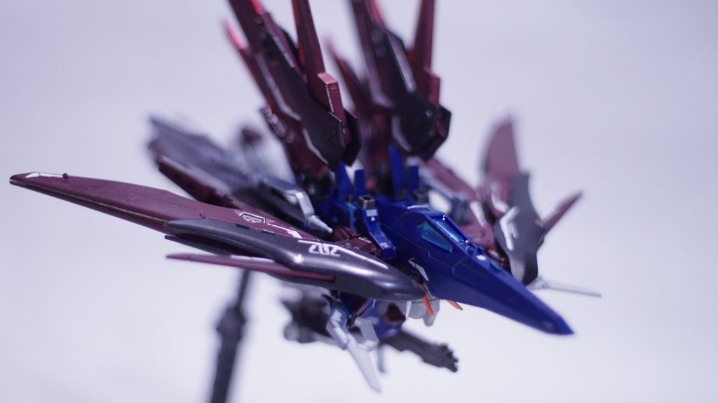 ライジングフリーダム、イモータルジャスティス同様にMA形態に可変が可能。