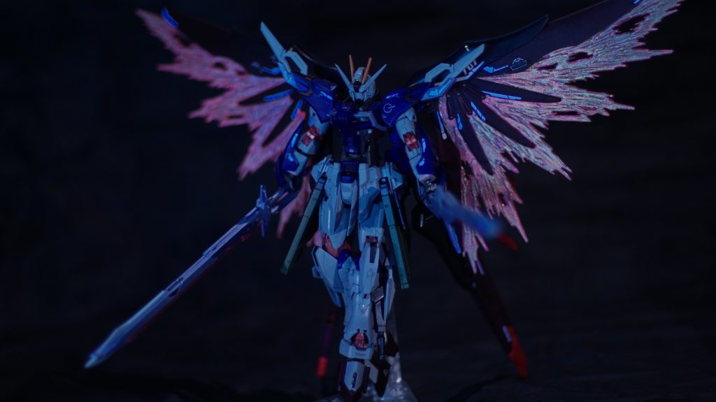 「ミラージュドライブシステム」の機能であるひとつ、「トランザム・ミラージュ」はミラージュコロイドを圧縮し放出することで推力を得ることができるため高速移動が可能となり、先代のデスティニーより、手軽に分身を発動することが出来る。