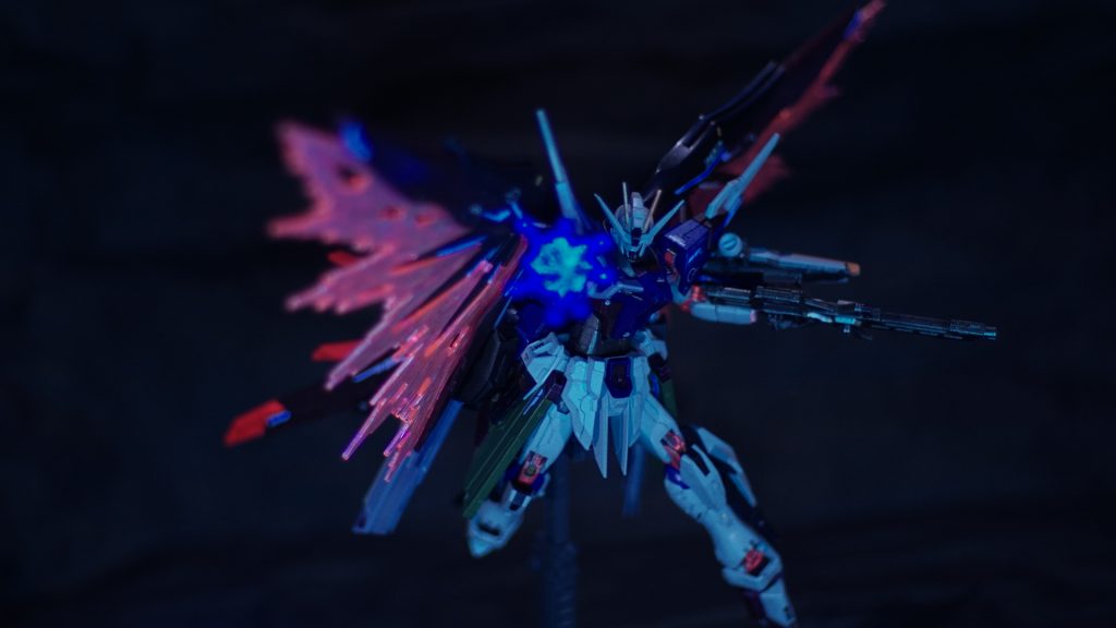 HGデスティニーの箱絵風。関節部の発光再現もいい感じにできたと思います!