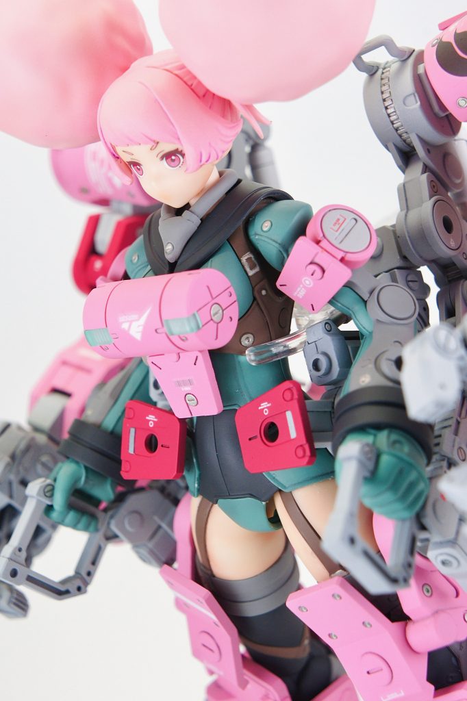 とにかくディテールが多くて、塗り分けも大変でした。頭のポンポンが、肩パーツに干渉するんですよねww