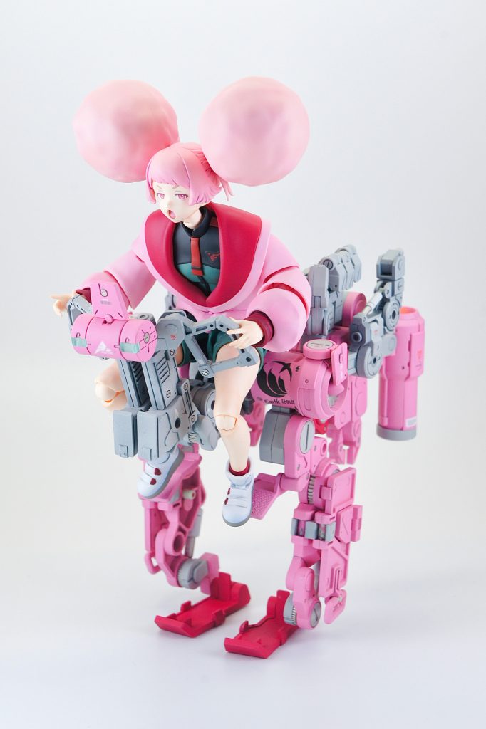 グライフェンには「ビークルモード」に差し替え変形するギミックがあり、これもチュチュの体操座りモードにピッタリでしたね。