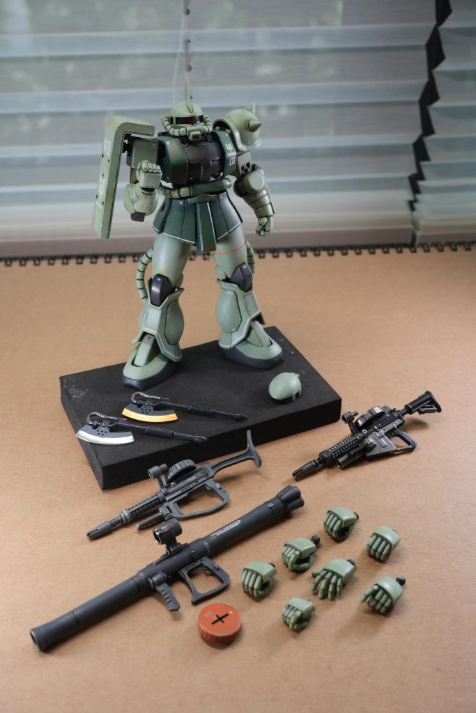 Overwhelmed with accessories - I painted another set of drum magazine in orange, an MMP-78 Zaku-F2 Machine Gun bought from Gundam Base(in gun metal colours!), and one more heat hawk in flame-golden colours at its blade.