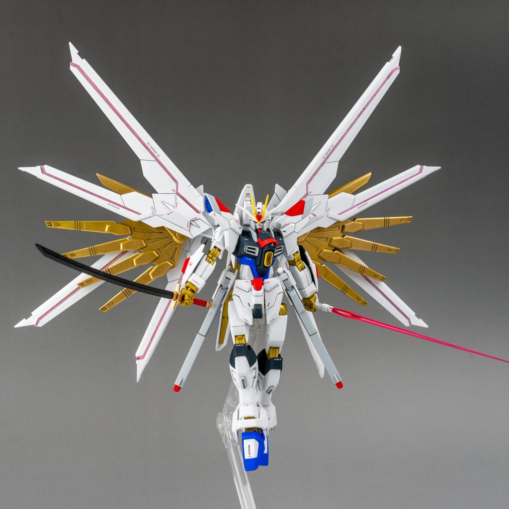 ウィングの3DメタリックシールはガンダムマーカーEX トランザム ホロレッドで塗装してから貼り付けてあります。