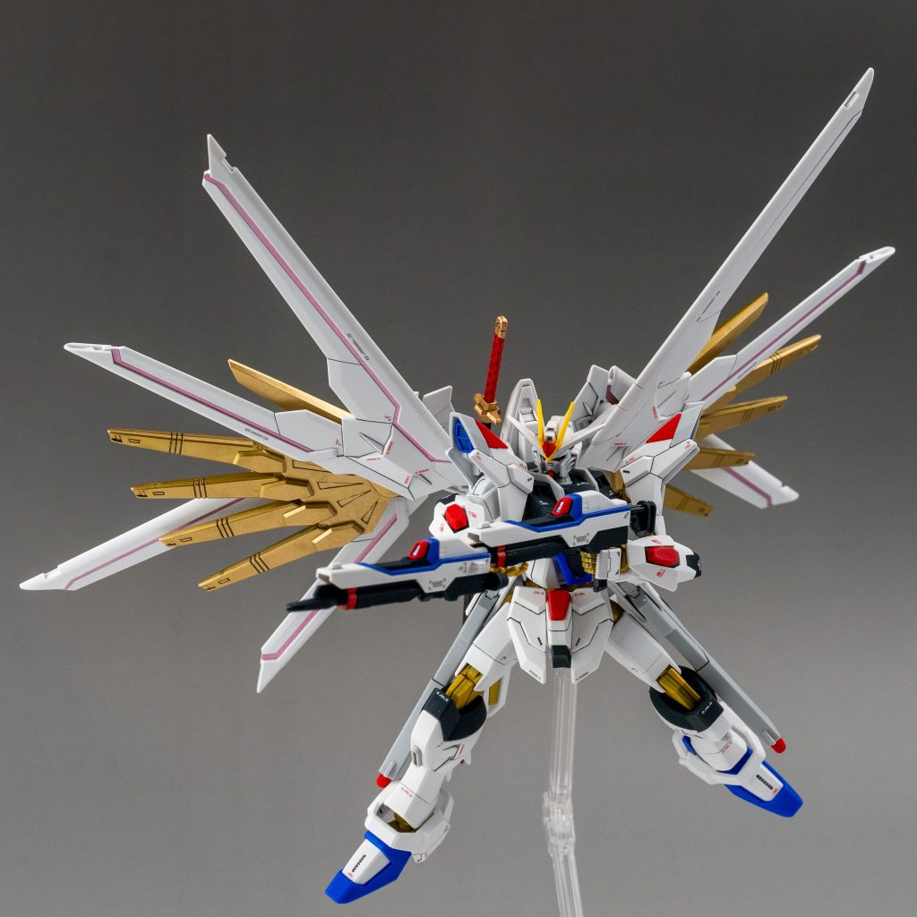 プラウドディフェンダーのゴールド部分はゴールドで塗装後つやありトップコートで仕上げました。