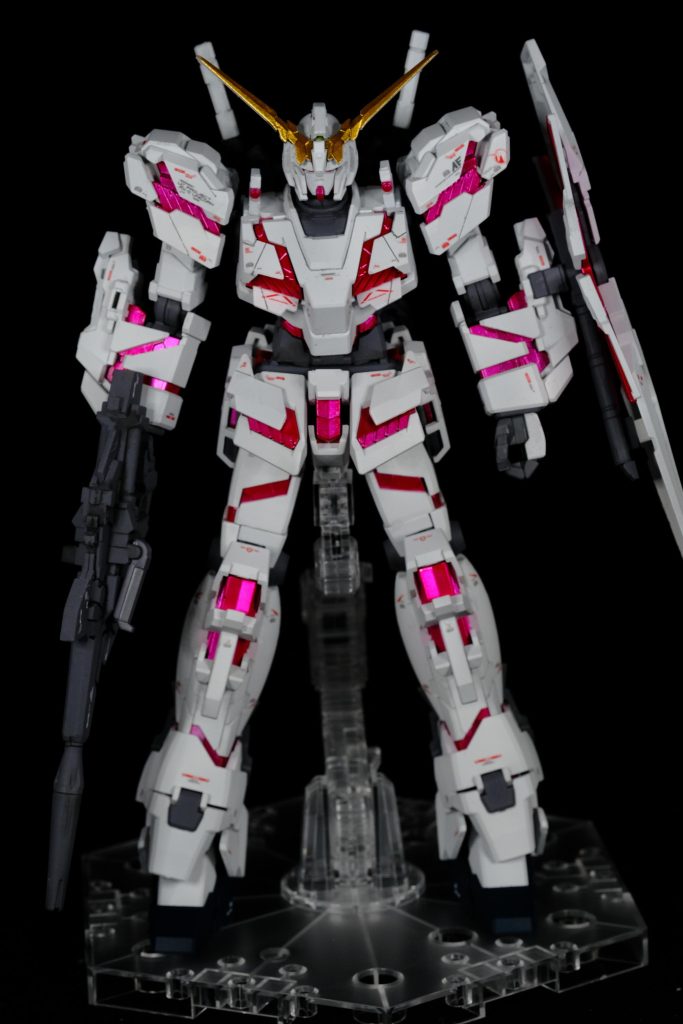 サイコフレームをクリアーのみで塗装するか、キャンディ塗装にするか迷いましたが、結果キャンディ塗装にして正解だったかなと思います。クリアの状態よりも発色が良くて良い感じになりました。