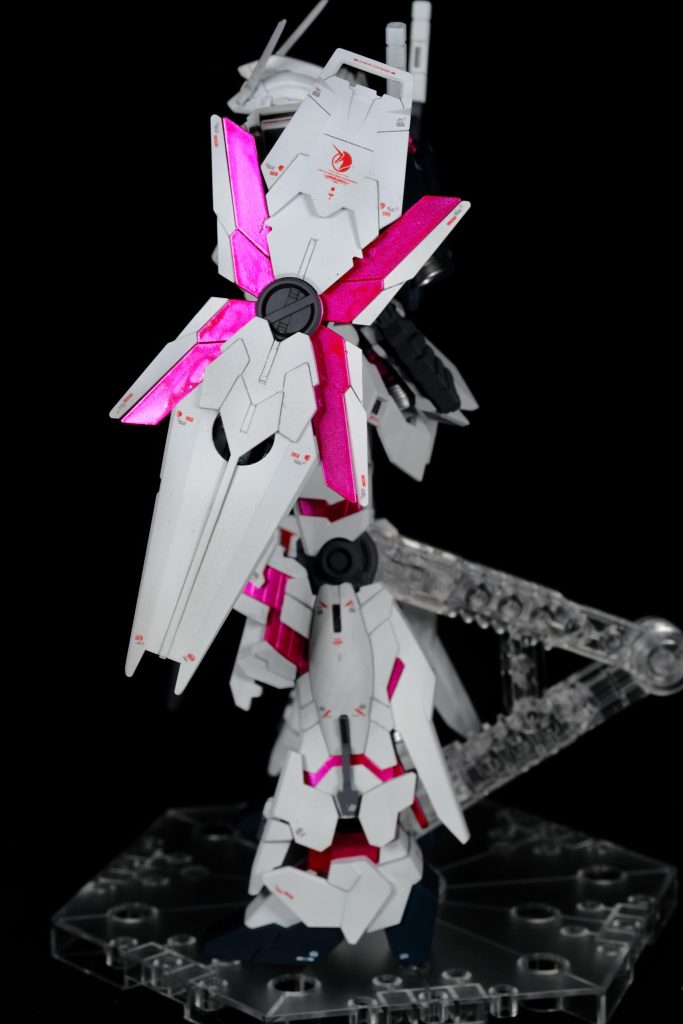 シールドのサイコフレームの塗装にちょっとムラが出てしまいました。クリアレッドと蛍光クリアピンクを調色して濃度調整が適切ではなかったのかな。余裕があれば修正します。