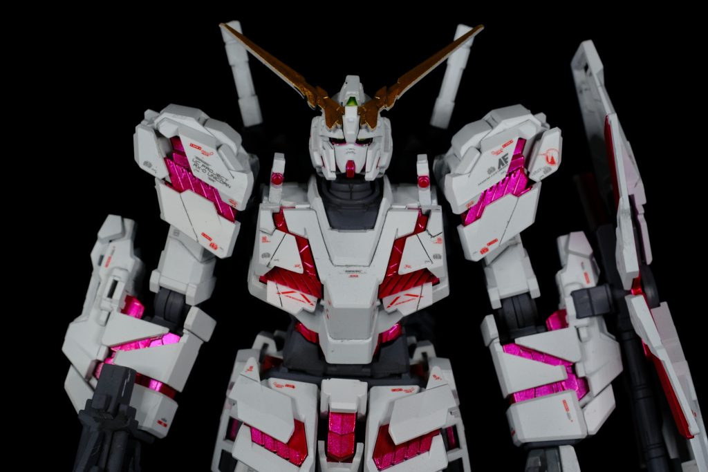 肩のセンサー部分の塗装が最難関でした。マスキングゾルを使ったけど、塗装が完全に乾いた状態でゾルを剥がしたので一緒に少し塗装がハゲてしまいました。なので、筆塗りで修正しました。ぱっと見は塗り分けできてるからOK。