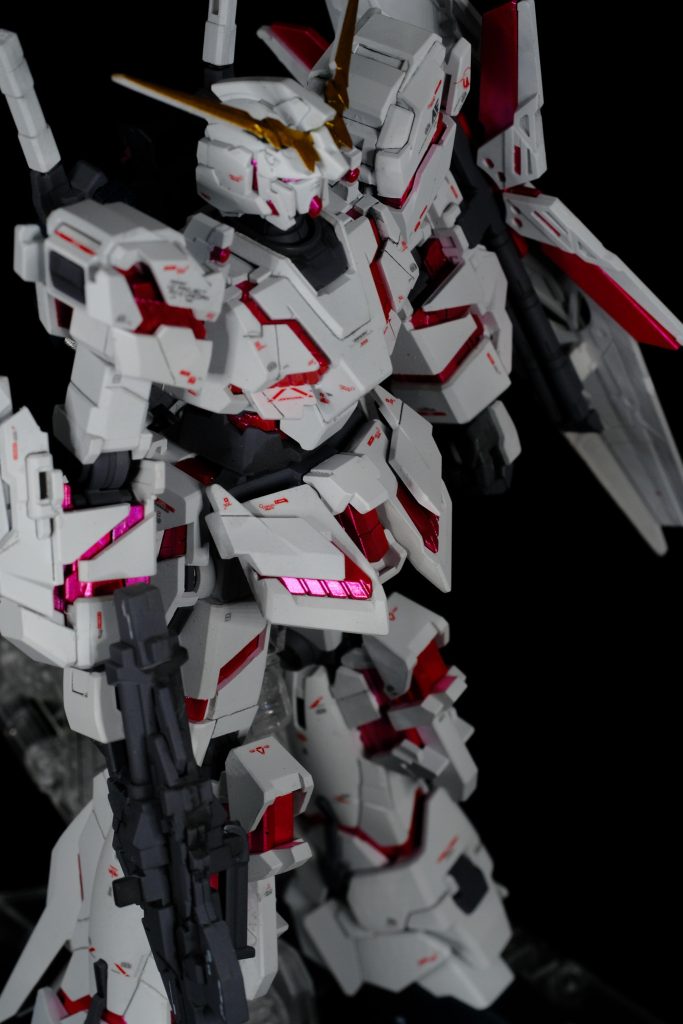 RGユニコーン用のデカールを用いました。デカールが小さくてかなり手こずりました。