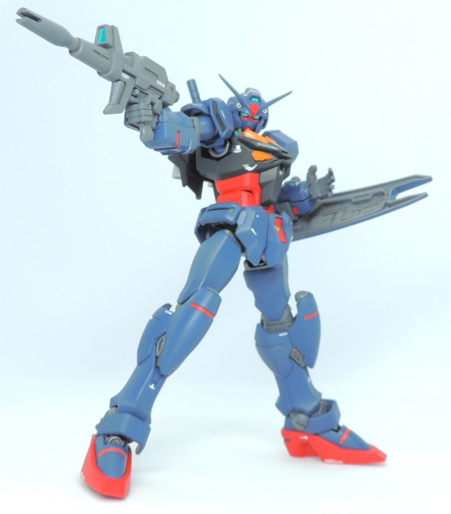 ヤスリで頭部アンテナをシャープ化しました。配色は、ガンダムMarkⅡのティターンズカラーに準拠しています。塗料は「ティターンズブルー2」を使用。