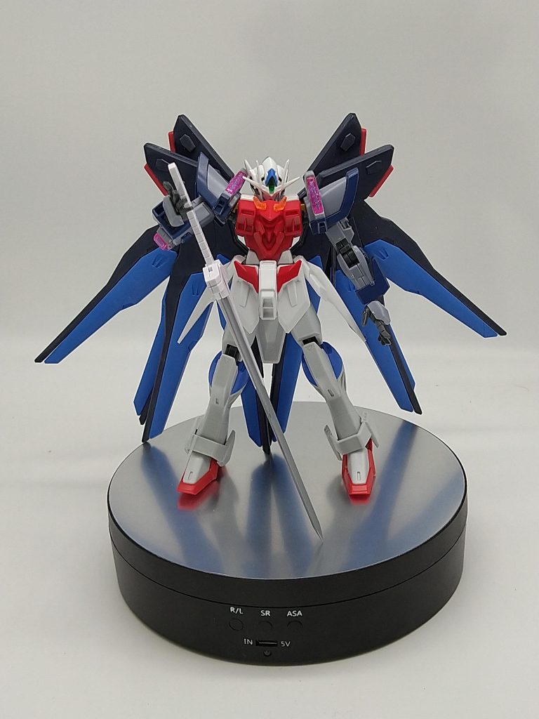 最初の状態です。ここから、首を1ミリ、足を2ミリほど延長しています。元の素材が良かったので、スジボリの追加はあまりしませんでした。代わりにプラチップを大量に貼り付けています。