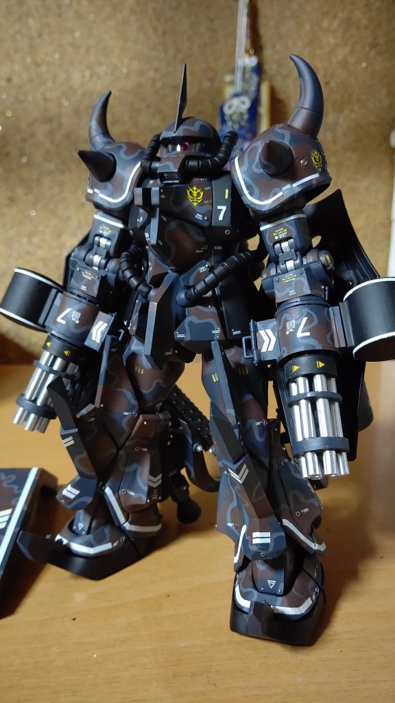 これが、RAINMAKER部隊の雛型になった、グフ''FURY''です。数年前のファレコン…ではなくて、ボークスV.K.Mペイントコンテストに出させてもらった物です。これも確か3ヶ月くらいかけて作ったと思います。腕がガトリング砲と、普通の腕の取り替え式の腕にしたのが楽しかったです。普通の腕は、足の後ろの円筒形のバケットに収まってます。この頃はRAINMAKERは頭にありませんでした。この部隊のMS、これからも増やして大家族にしたいです。長文で失礼しました。グフ・クルーザーは、8月辺りまで展示させてもらえるので、仙台にお越しになったら、気が向いたら見て下さったら幸いです。駅前西口のEBeanSの、ボークス仙台SR様に展示させて頂いております。他にも手練れのメカ、超絶ペイントのフィギュア、AFV、色々な作品に出会えると思いますので、是非、見に来て下さい(^_^)。