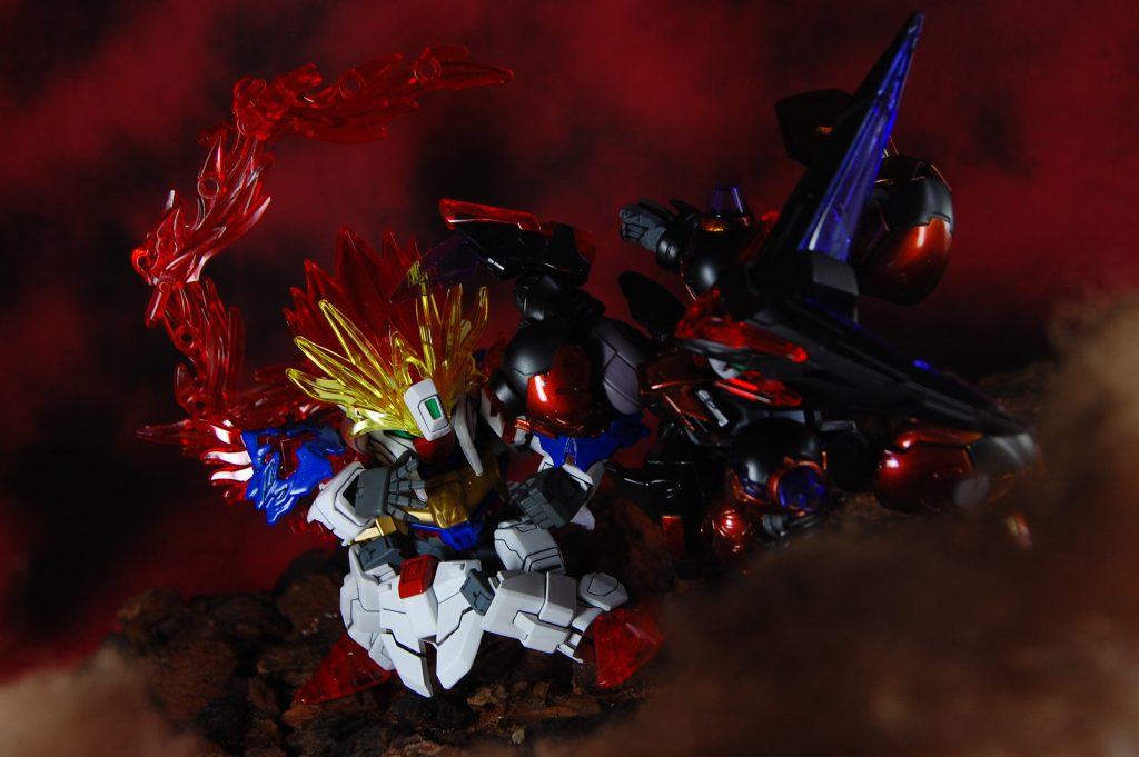 　マスターと戦って。首・肩回りは元キットそのままなのでろくに動きません。そのぶん下半身で表情付けをしていきます。　地面は１００均のバークチップなどで簡易的にジオラマを作成。背景は赤い画用紙に黒スプレーを吹いたもの、砂埃は茶色く染めた綿を前ボケ撮影しました。