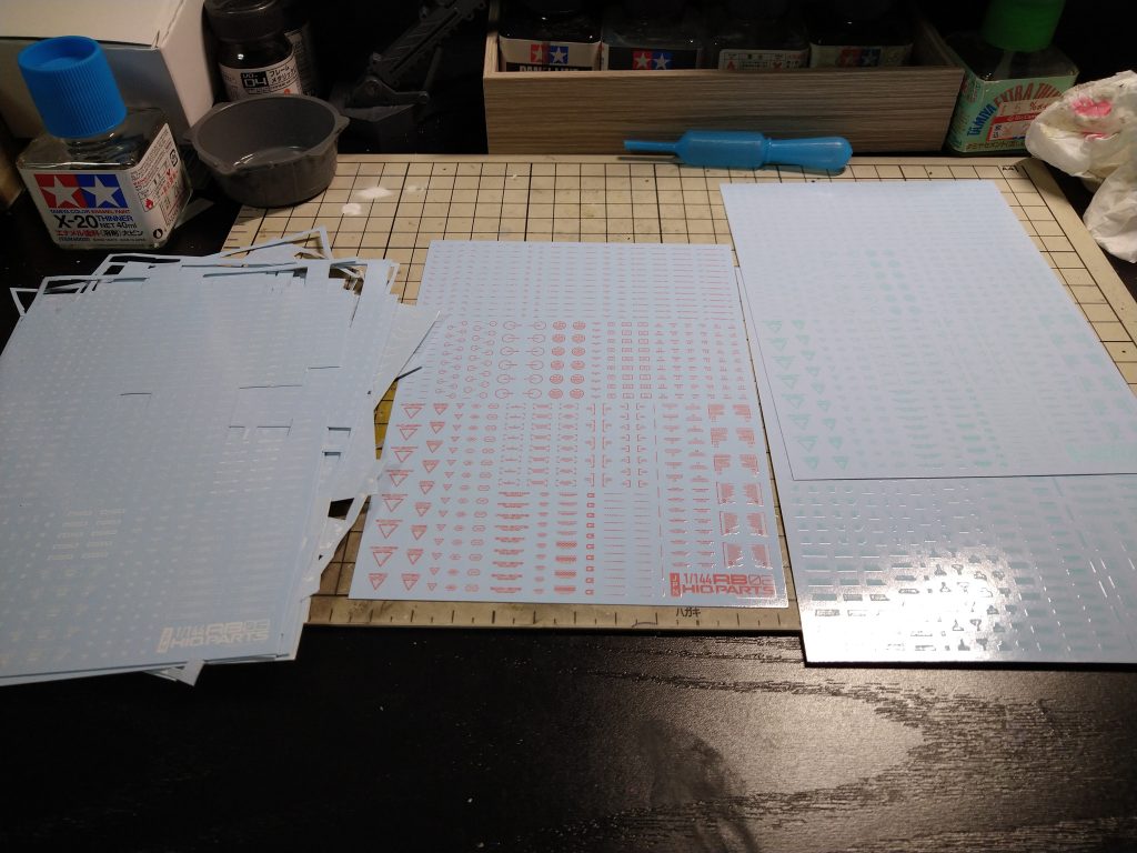 今回はデカールにパステルカラーの物を使用しました。ピンクは良かったのですが、ミントは正直微妙な感じになってしまいました。もう少し、色のテストをすればよかったと反省しています。