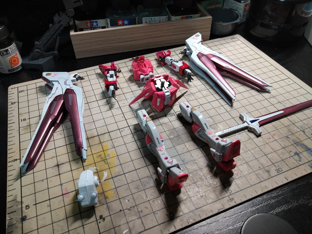 完成直前の状態です。最終的にクリアーは艶有を使用しています。また、ここからさらにチャームを貼り付けたり、スカートを付けたりしています。