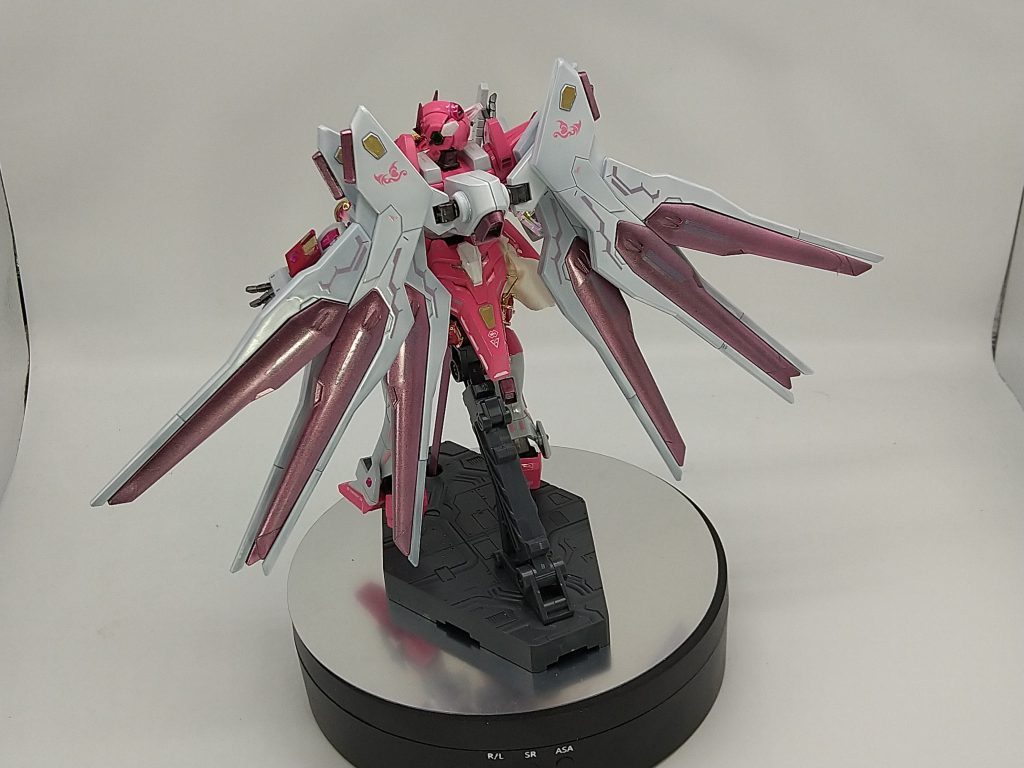 後ろからです。後ろにもチャームを付けています。