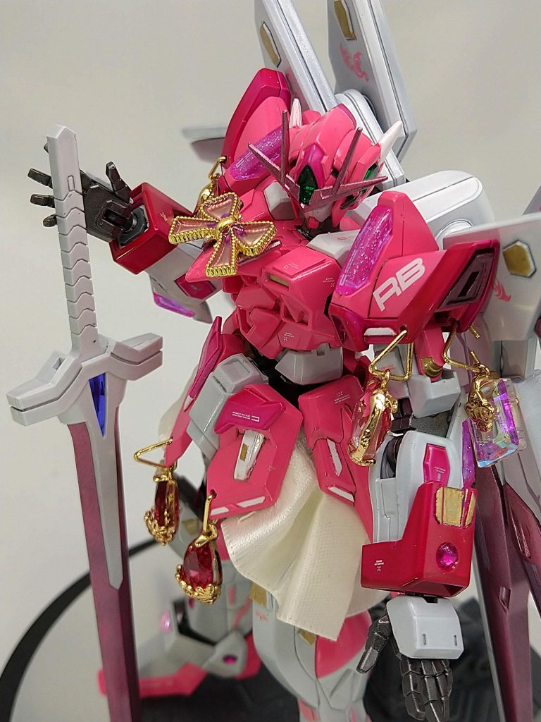 アクセサリーのチャームを9個ほどつけてみました。後で気付いたのですが、右肩後ろのチャームを止めている金具が壊れてしまっていたので、後で取り替えました（汗