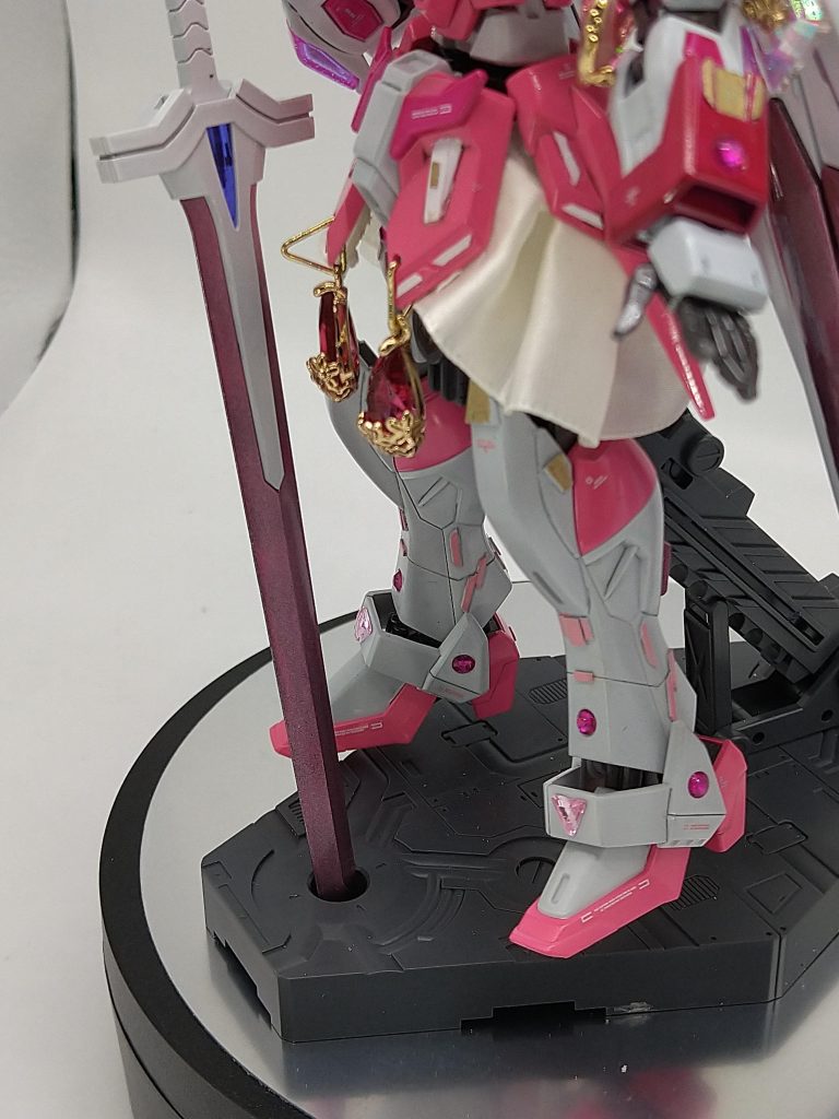 腰部分には百均で買ってきたリボンをスカートにしました。見えませんが、端っこは折り返して縫っています。また、モールド代わりに百均のラインテープから外した素材を使用しています。ビバ百均！