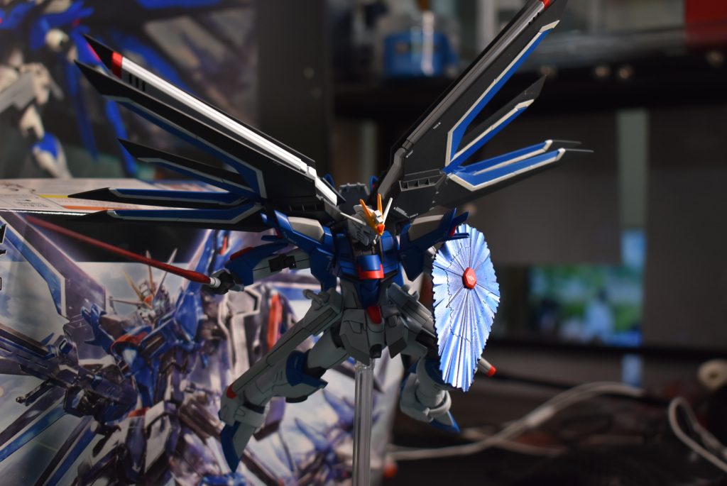 シールドは黒サフを下地に、クリスタルカラーのサフィアブルーを塗装。