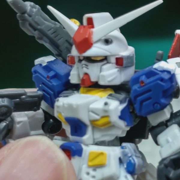 モビルスーツアンサンブル　フルアーマーガンダム7号機です。製品では隈取りが78-2みたいに赤いのですが自分的にはグレーがしっくりきます。ツインアイもクリアイエローのパーツですがイエローは反射が弱くて目元がぼんやり。ゴールドで塗るとキリッとしたお顔に。ガンダムマーカーでちょちょっと塗るだけの自己満足です。