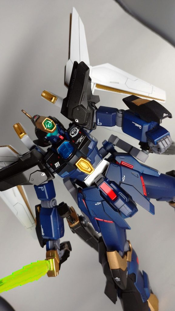 サテライトキャノンを連射後、弱った敵に一対一の戦いを挑み切り伏せていくサムライ魂を持った機体であり、男の戦闘スタイルを如実に表している。当然乱戦が苦手なことはGBNプレイヤーには周知の事実であるが、近づこうとするとサテライトシステムを利用した莫大なエネルギーを消費して全力で逃げるため、撃破記録は非常に少ない。戦いとは一方的に殴ることと見つけたり