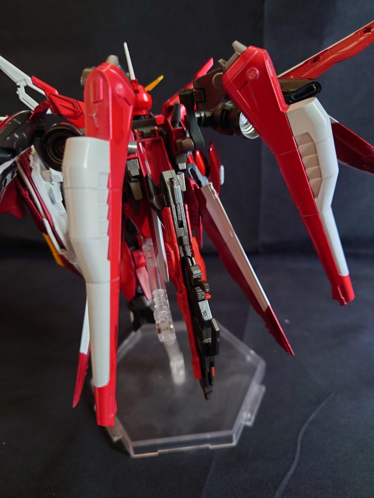 ライフルは背中にマウントします。