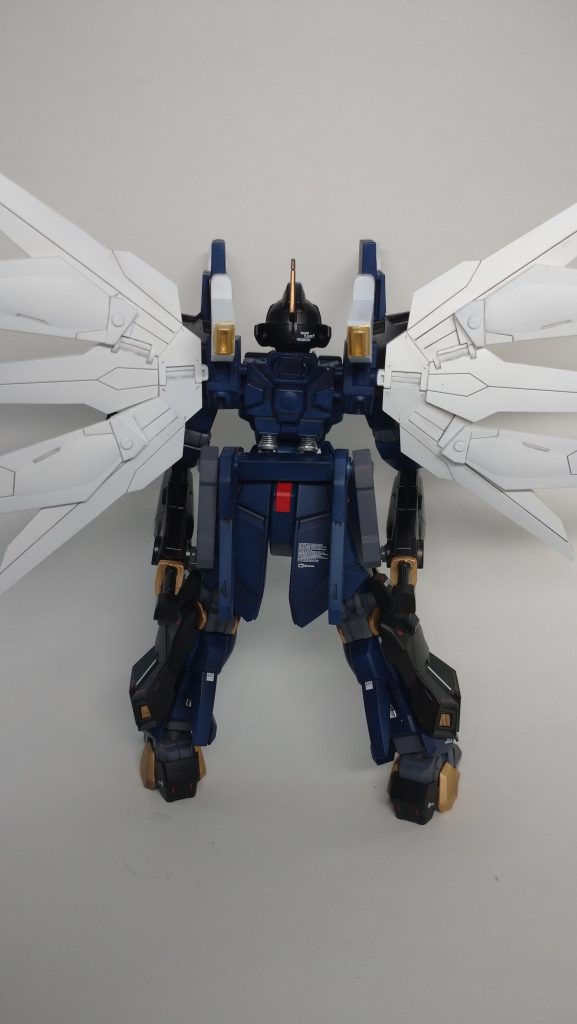 サテライトシステムは5本のサテライトキャノンを発射するために片翼5枚、計10枚にリフレクターパネルが増設されている。サテライトシステムのエネルギーは、ビームサーベルやスラスターにも転用可能