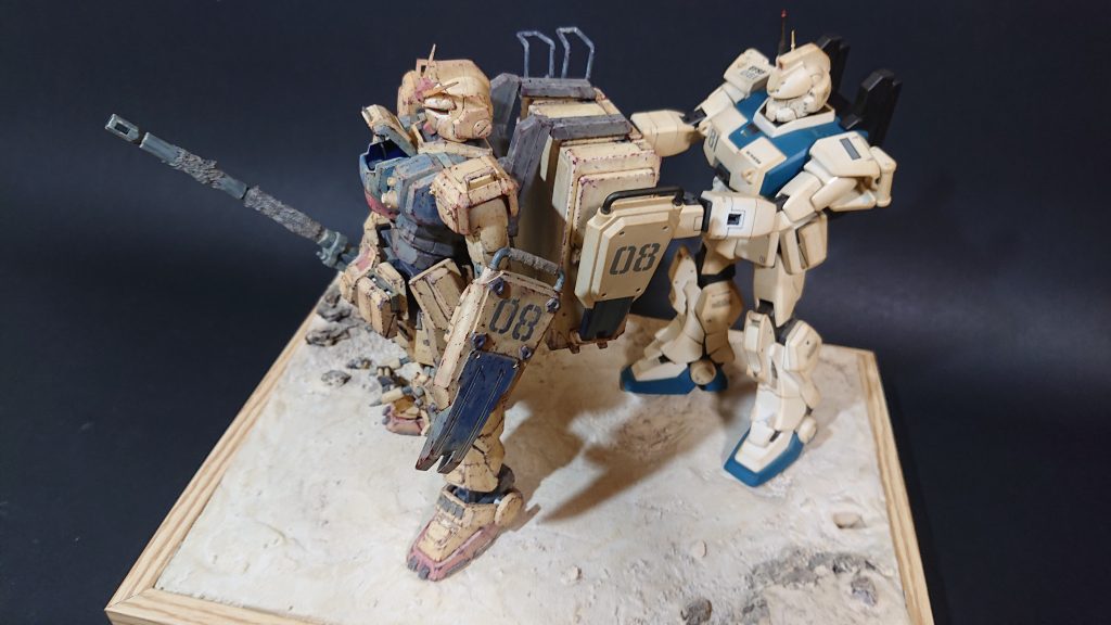 制作工程のではないんですが、おふざけショットですずっと疑問だったんですが、コンテナって一度下ろしたらどうやって背負い直すのでしょうか❔あの機構で単独で出来るのかな？誰か教えて下さい(笑)