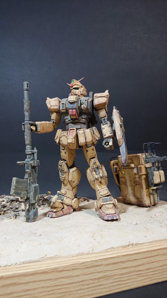 ウェザリング初心者ならではのやりすぎチッピングが光りますねなるべくリアルな膝立ちが出来るように「ダム」を削る、腹部を前後斜め斬りして回転させると前屈姿勢とれるよう加工、右爪先だけ爪先曲がるようにしたが不自然でボツ(笑)