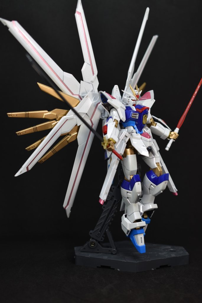 配信前に完成させるぞ!ということでもうちょっと作り込みたい気持ちもありますが仕上げ優先。並んで買ってきてくれた妻子の趣味に合わせてパール/メタリック全塗装です(客商売なので土日は休めないんです…)。