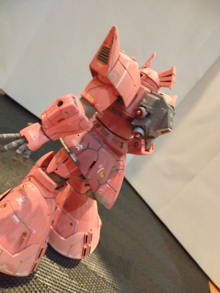 シャアは蹴りが得意なので裾の装甲板増々にしております✨