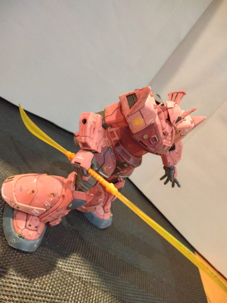 中機動型のゲルググを作成しました😅シャア専用なので汚しは無しと思っていたのですが．．．汚したくなる性格なのでせめて宇宙焼けぐらいと色焼けをウェザリングカラーのマルチホワイトを全体に浴びせ塗装焼けを再現しました😂